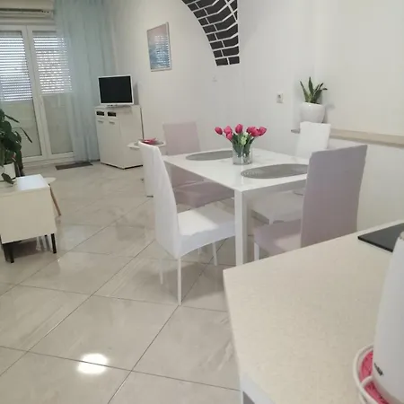 Ema Apartment *